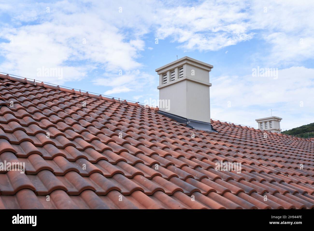 Primo piano di un tetto marrone in piastrelle polimeriche Foto Stock