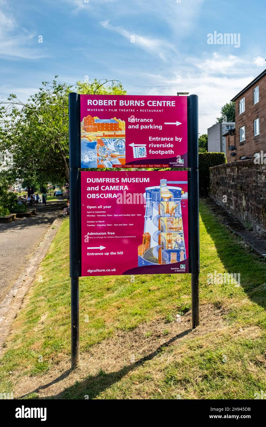 Dumfries, Scozia - 24 luglio 2021: Firma per il Robert Burns Center e Dumfries Music and Camera Obscura Foto Stock