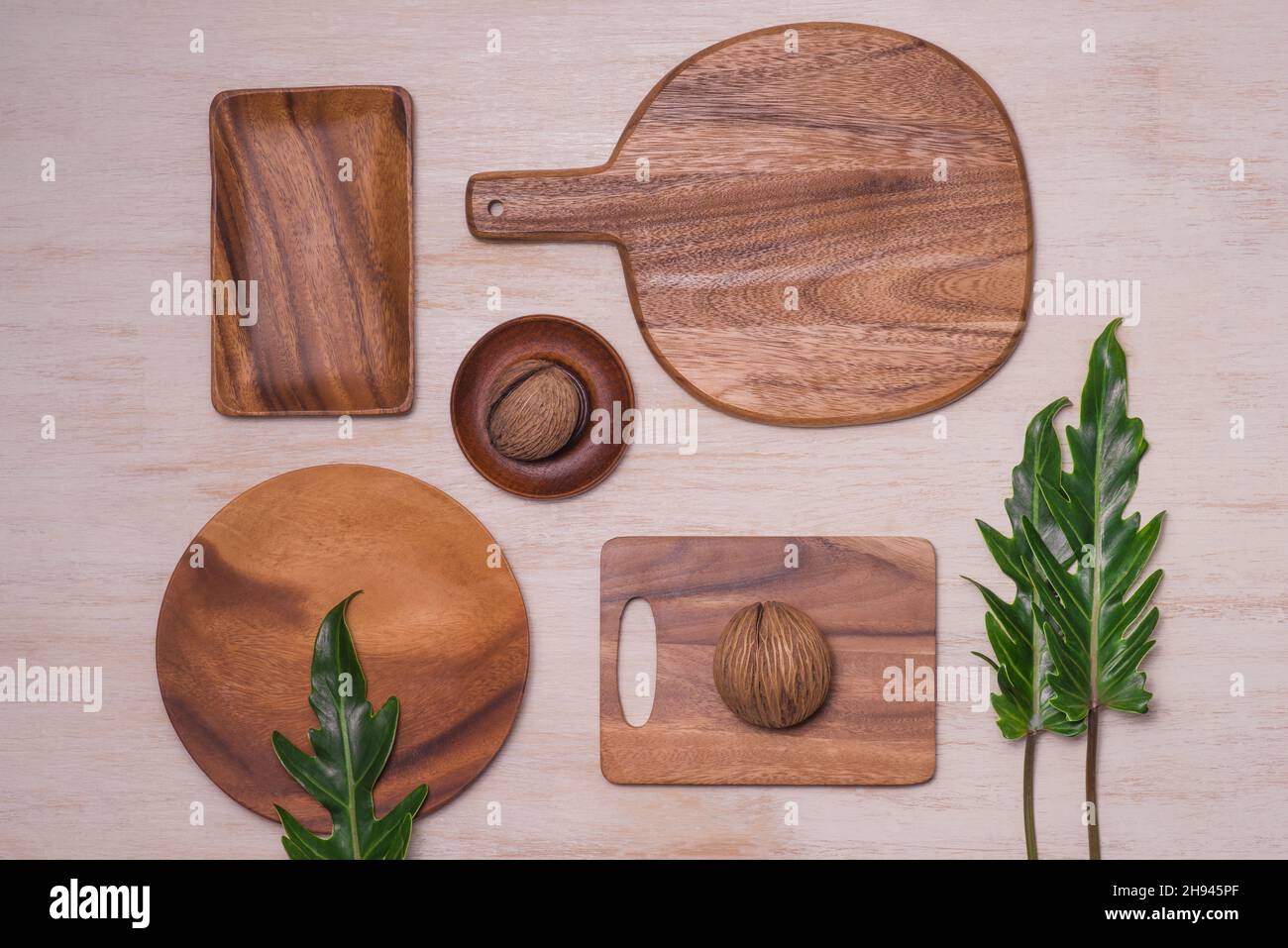 Utensili da cucina e tavole da taglio isolate su sfondo di legno. Foto Stock