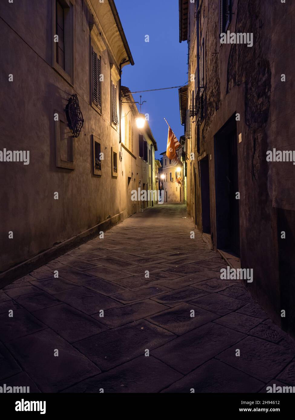 Montalcino Old Town Moody, Dark Alley di notte in Toscana, Italia Foto Stock