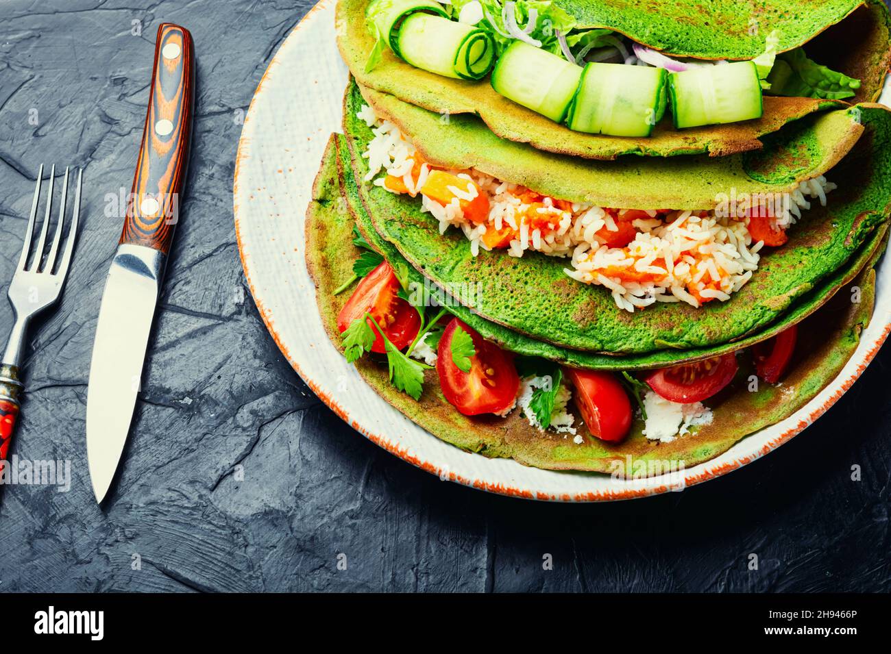 Frittelle di spinaci verdi farcite di riso e verdure. Foto Stock