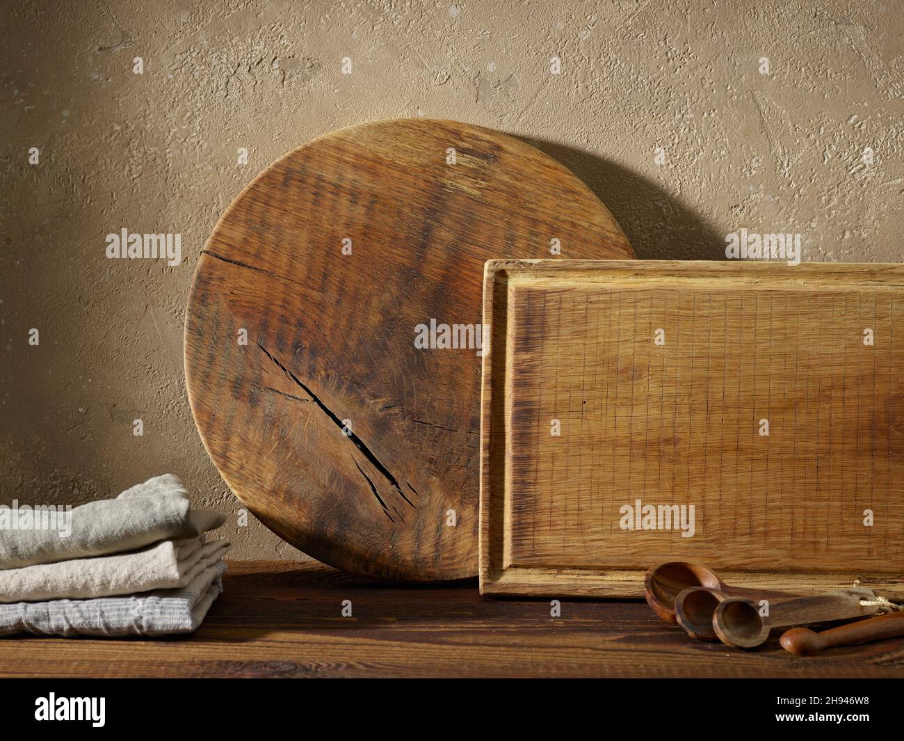vari utensili da cucina su tavolo di legno marrone Foto Stock