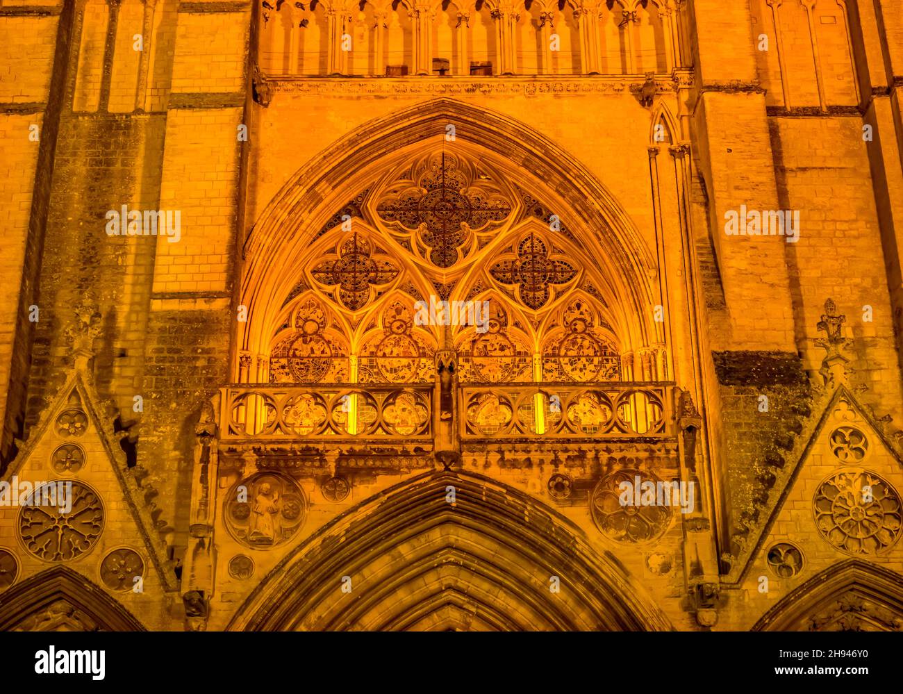 Notte fuori luci illuminate Bayeux facciata cattedrale chiudere nostra Signora di Bayeux Chiesa Bayeux Normandia Francia. Chiesa cattolica consacrata dal re Foto Stock