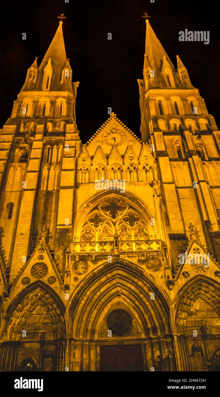 Notte fuori luci illuminate Bayeux facciata cattedrale Torri nostra Signora di Bayeux Chiesa Bayeux Normandia Francia. Chiesa cattolica consacrata dal re Foto Stock