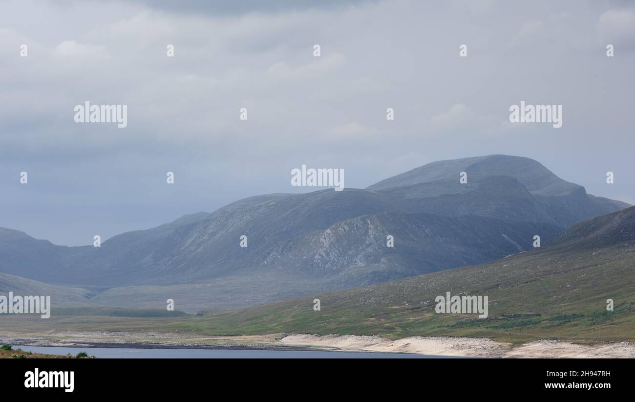 Vista ravvicinata di Cona Mheall su Loch Glascarnoch nelle Highlands scozzesi, Scozia, Regno Unito Foto Stock