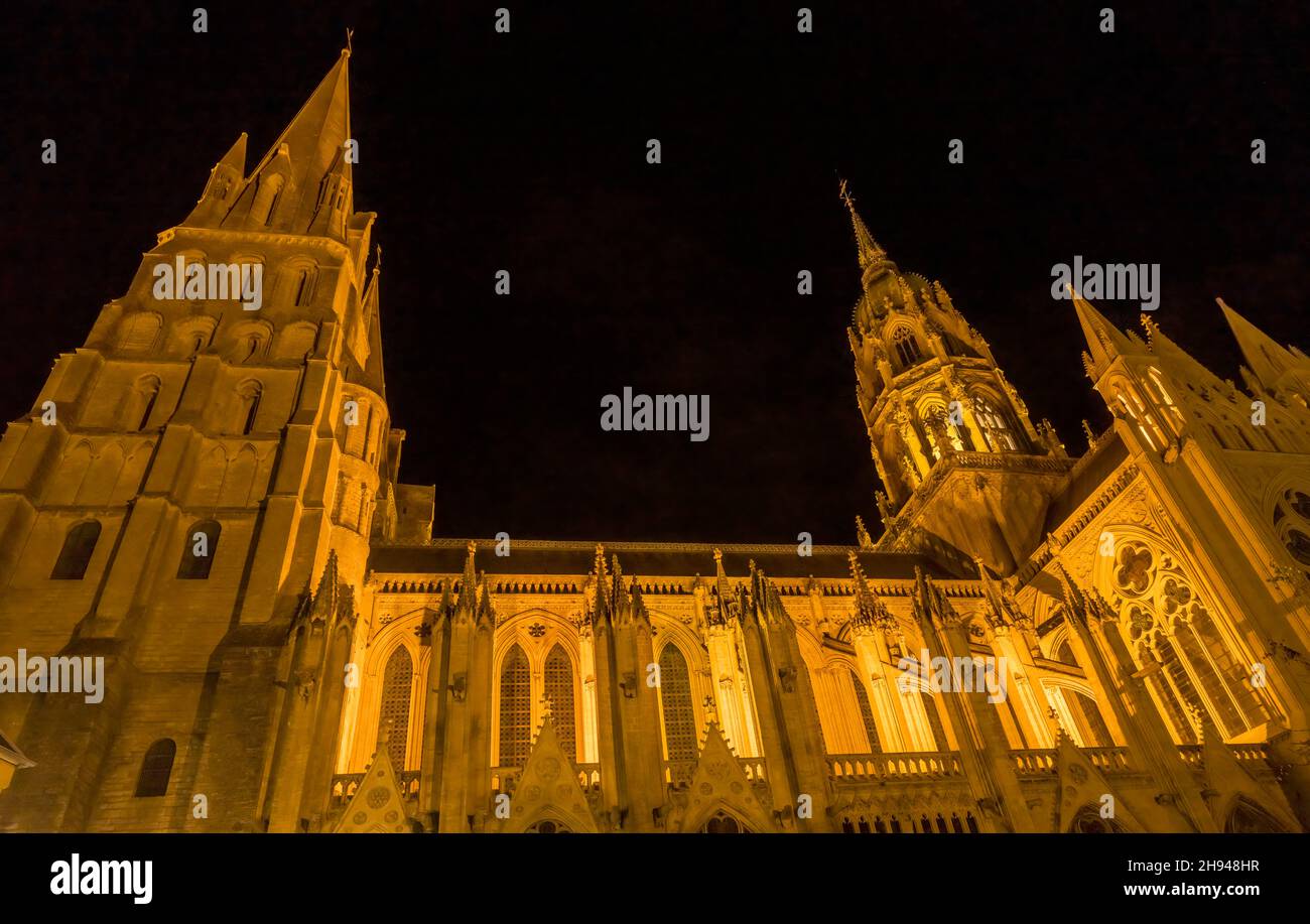 Notte fuori luci illuminate Bayeux Cattedrale nostra Signora di Bayeux Chiesa Bayeux Normandia Francia. Chiesa cattolica consacrata da re Guglielmo il C. Foto Stock