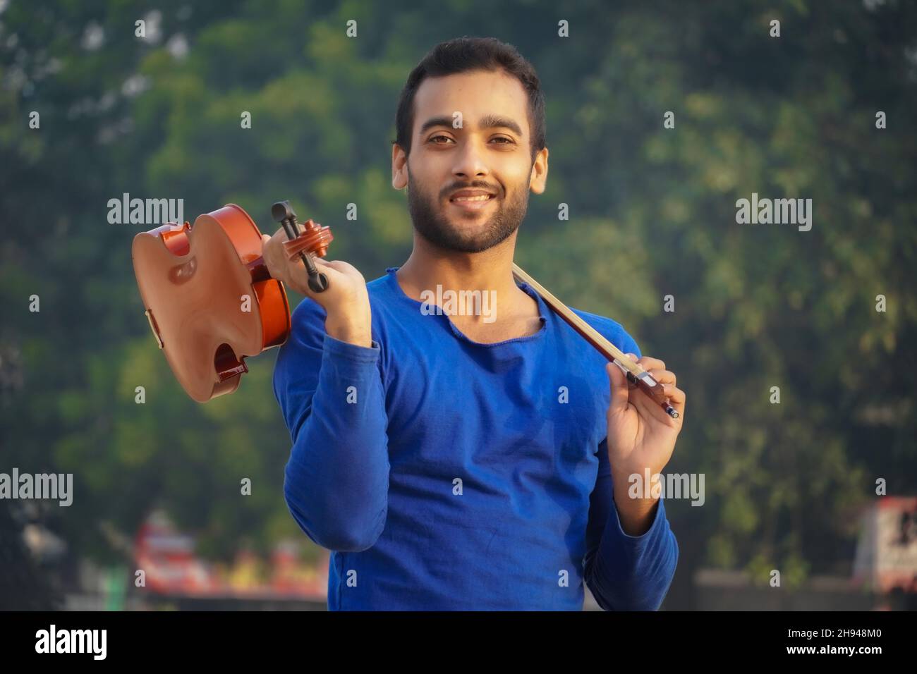 Immagini del giocatore di violino concetto di musica e tono musicale. Immagini dell'uomo musicista Foto Stock