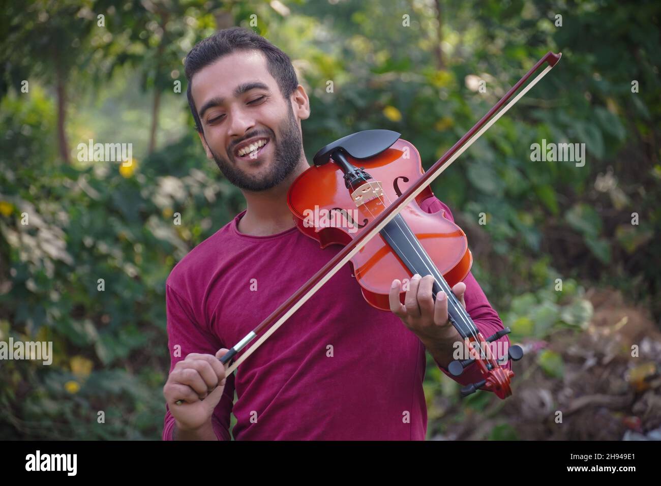 Immagini del giocatore di violino concetto di musica e tono musicale. Immagini dell'uomo musicista Foto Stock
