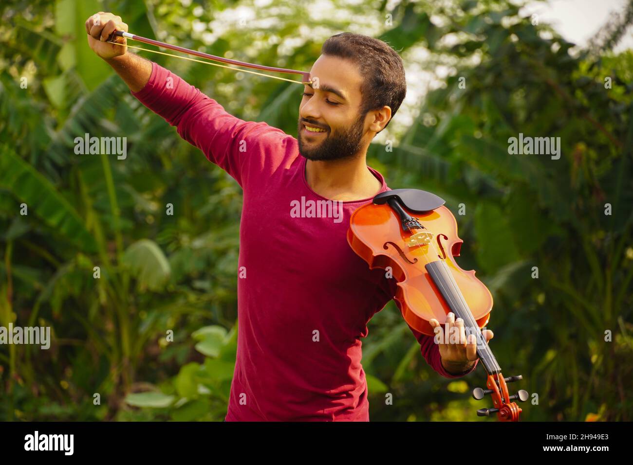 Immagini del giocatore di violino concetto di musica e tono musicale. Immagini dell'uomo musicista Foto Stock