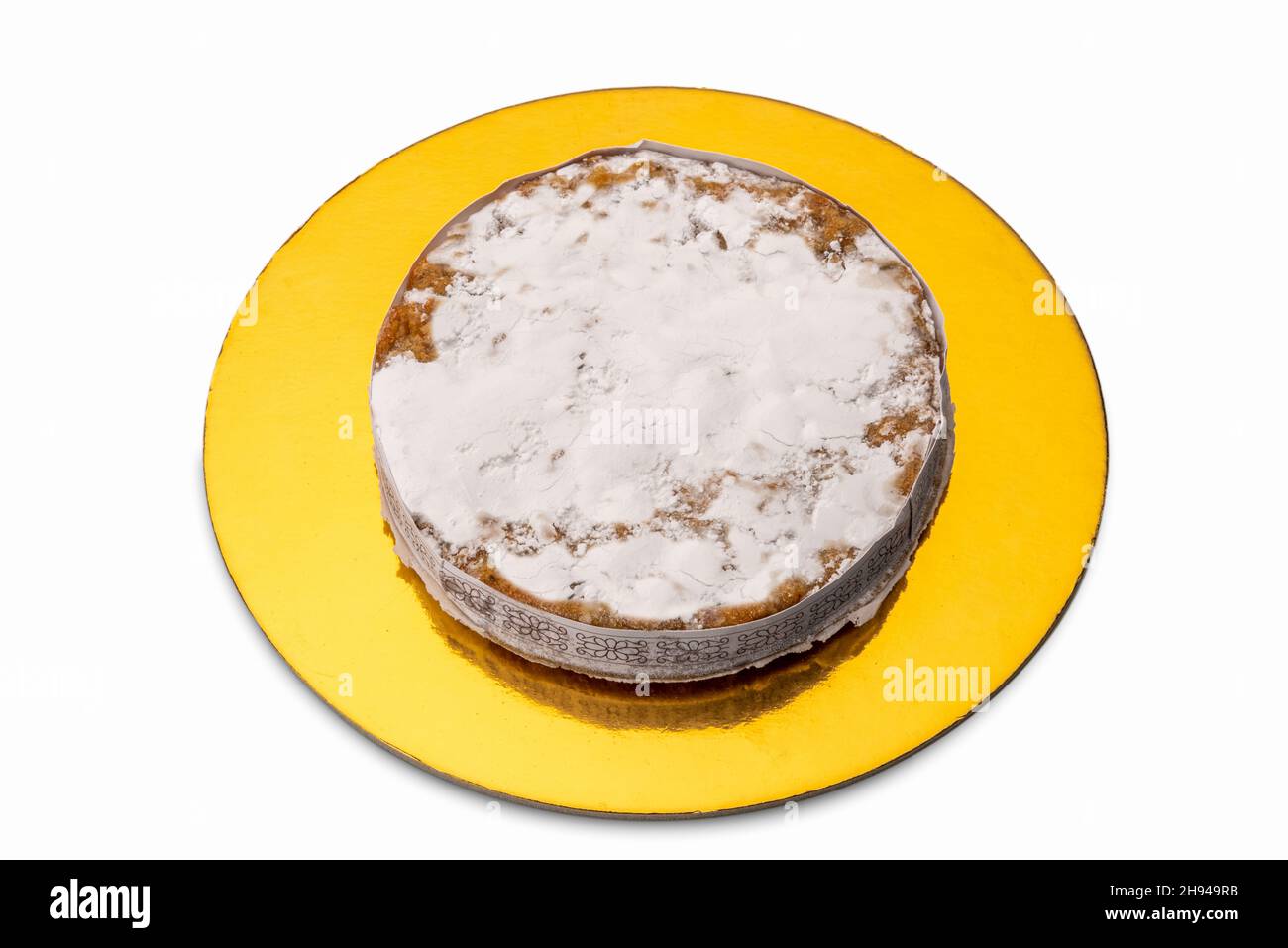 Panforte di Siena, tradizionale dolce natalizio con mandorle, scorza d'arancia e spezie toscane, italia. Su piatto dorato, isolato su bianco Foto Stock