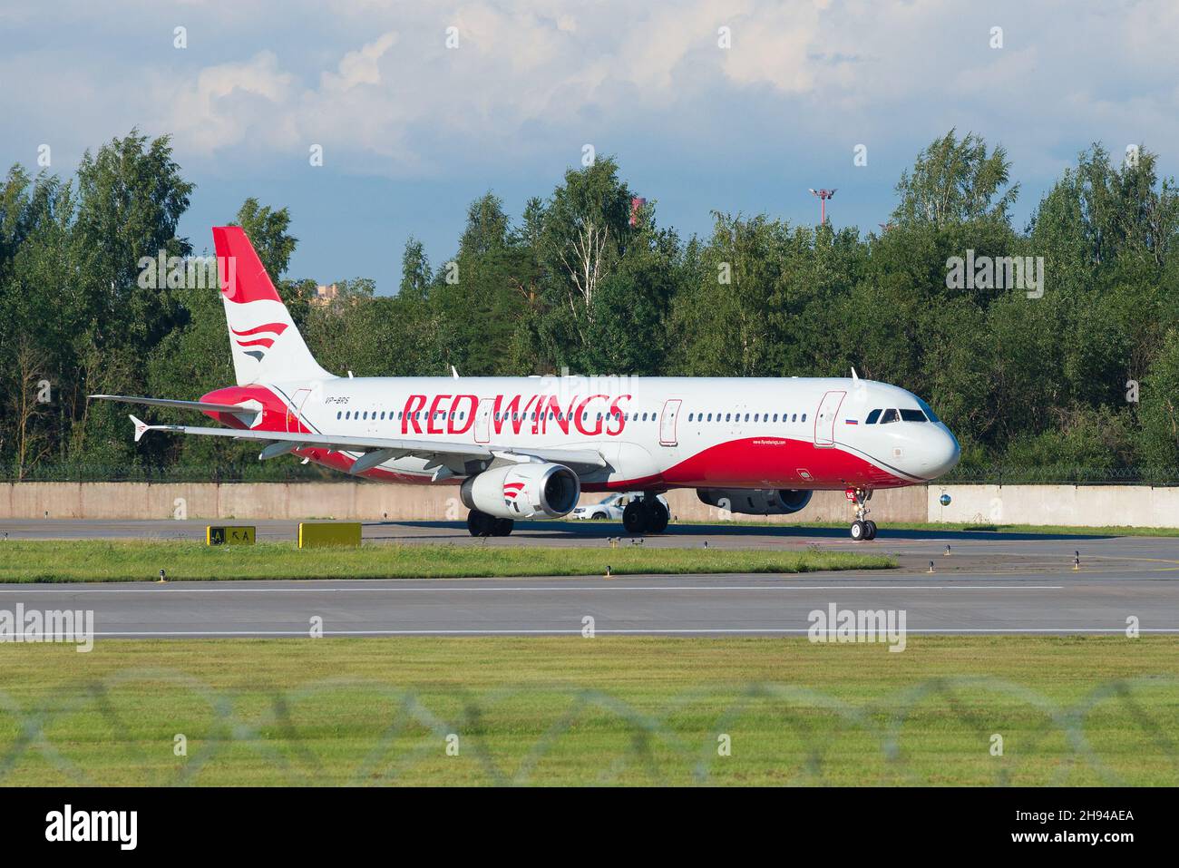 SAN PIETROBURGO, RUSSIA - 08 AGOSTO 2020: Airbus A321-231 (VP-BRS) delle compagnie aeree Red Wings si prepara al decollo all'aeroporto di Pulkovo Foto Stock