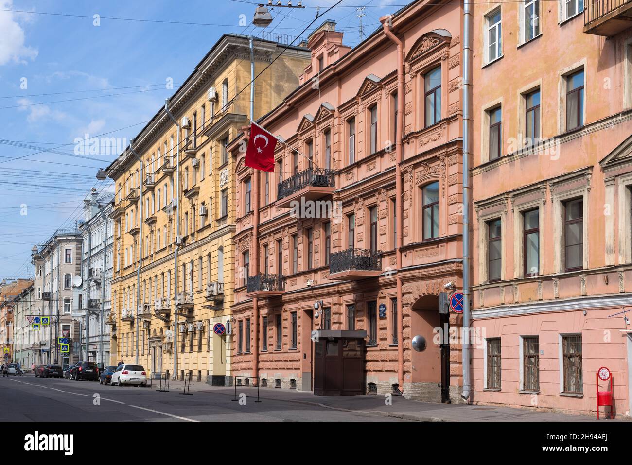 ST. PETERSBURG, RUSSIA - 22 AGOSTO 2020: Costruzione del Consolato Generale della Repubblica di Turchia in via Sovetskaya 7 in un giorno di agosto soleggiato Foto Stock