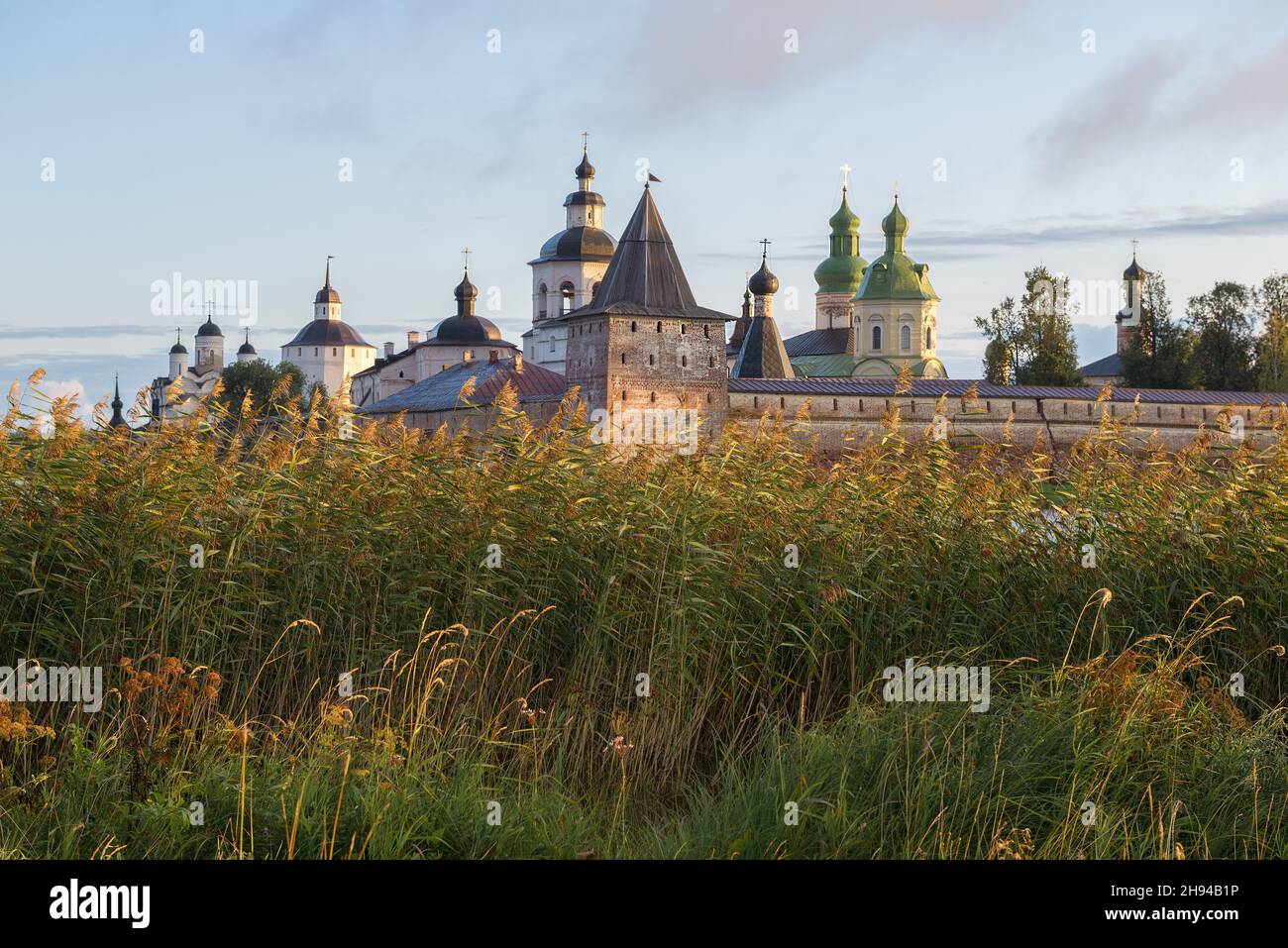 Vicino all'antico monastero di Kirillo-Belozersky in una mattinata di inizio di agosto soleggiato. Regione di Vologda, Russia Foto Stock