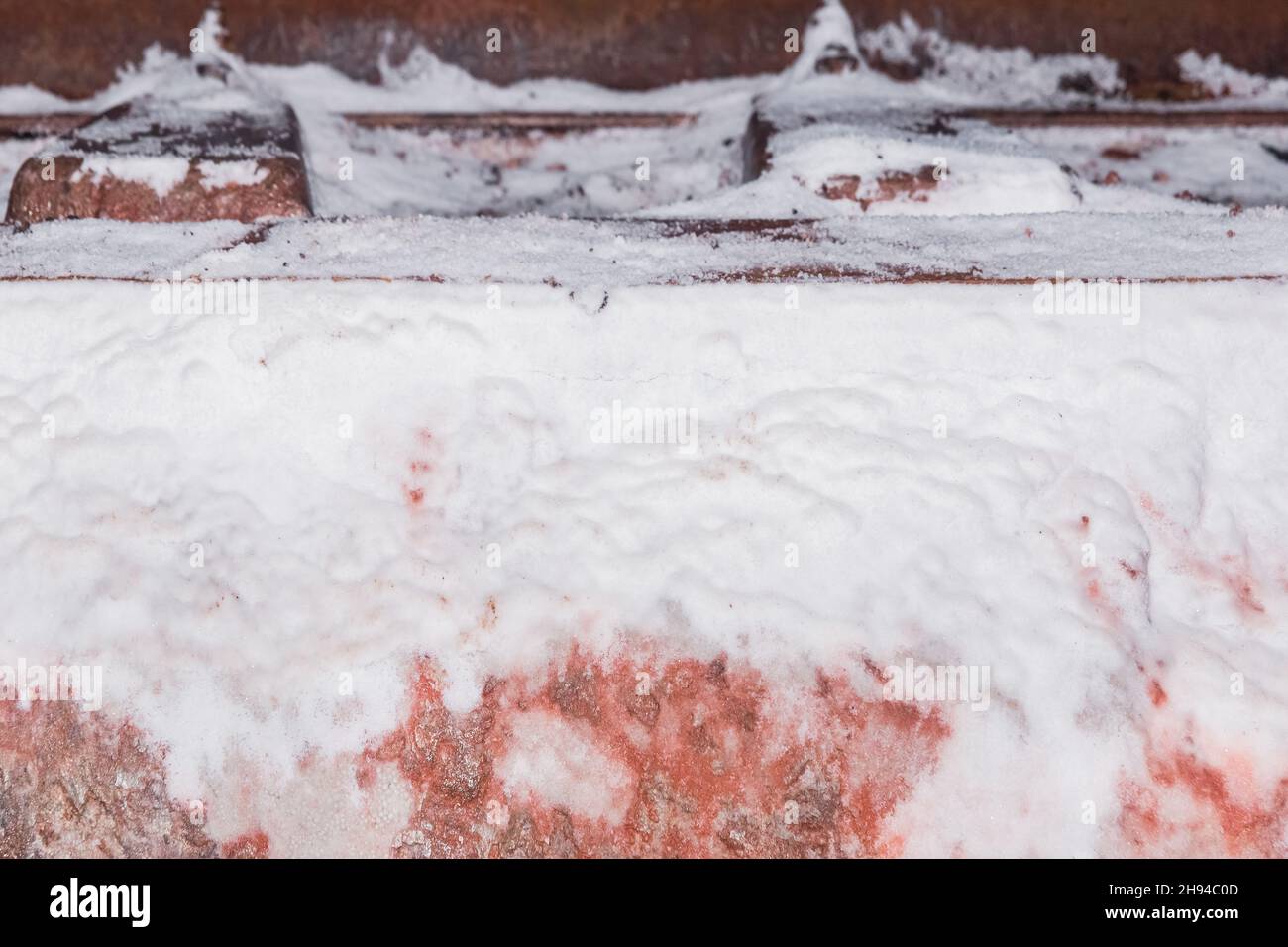 Concime chimico bianco residui di nitrato di ammonio dopo lo scarico in impianti industriali. Foto Stock