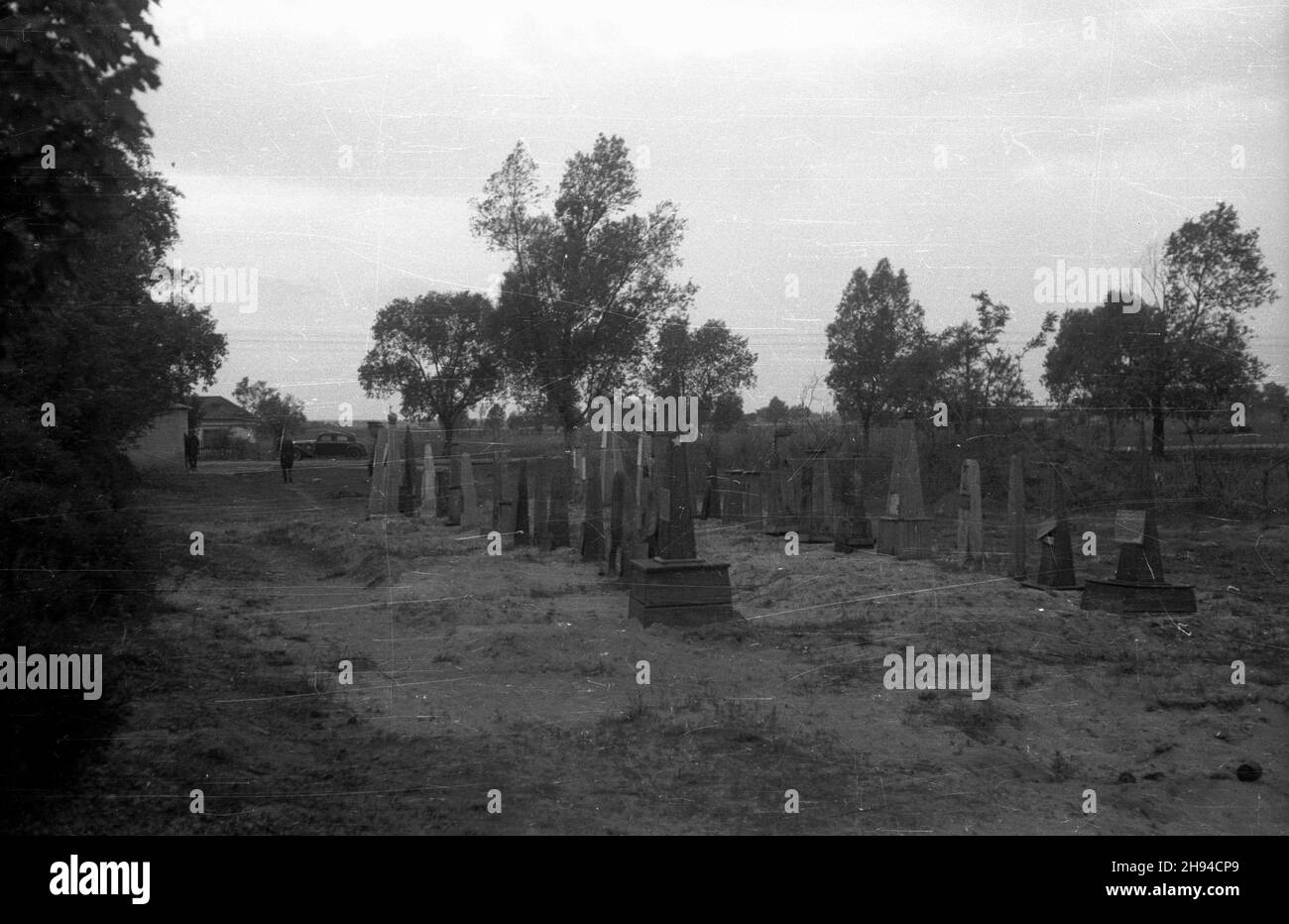 Polska, 1947-07. Przedstawiciele radzieckiej komisji do zbadania zbrodni niemieckich na terenie cmentarza Armii Czerwoneyej. ps/gr PAP Dok³adny dzieñ wydarzenia nieustalony. Polonia, luglio 1947. Membri di una commissione sovietica che indaga sui crimini tedeschi nel cimitero dell'Armata Rossa. ps/gr PAP Foto Stock