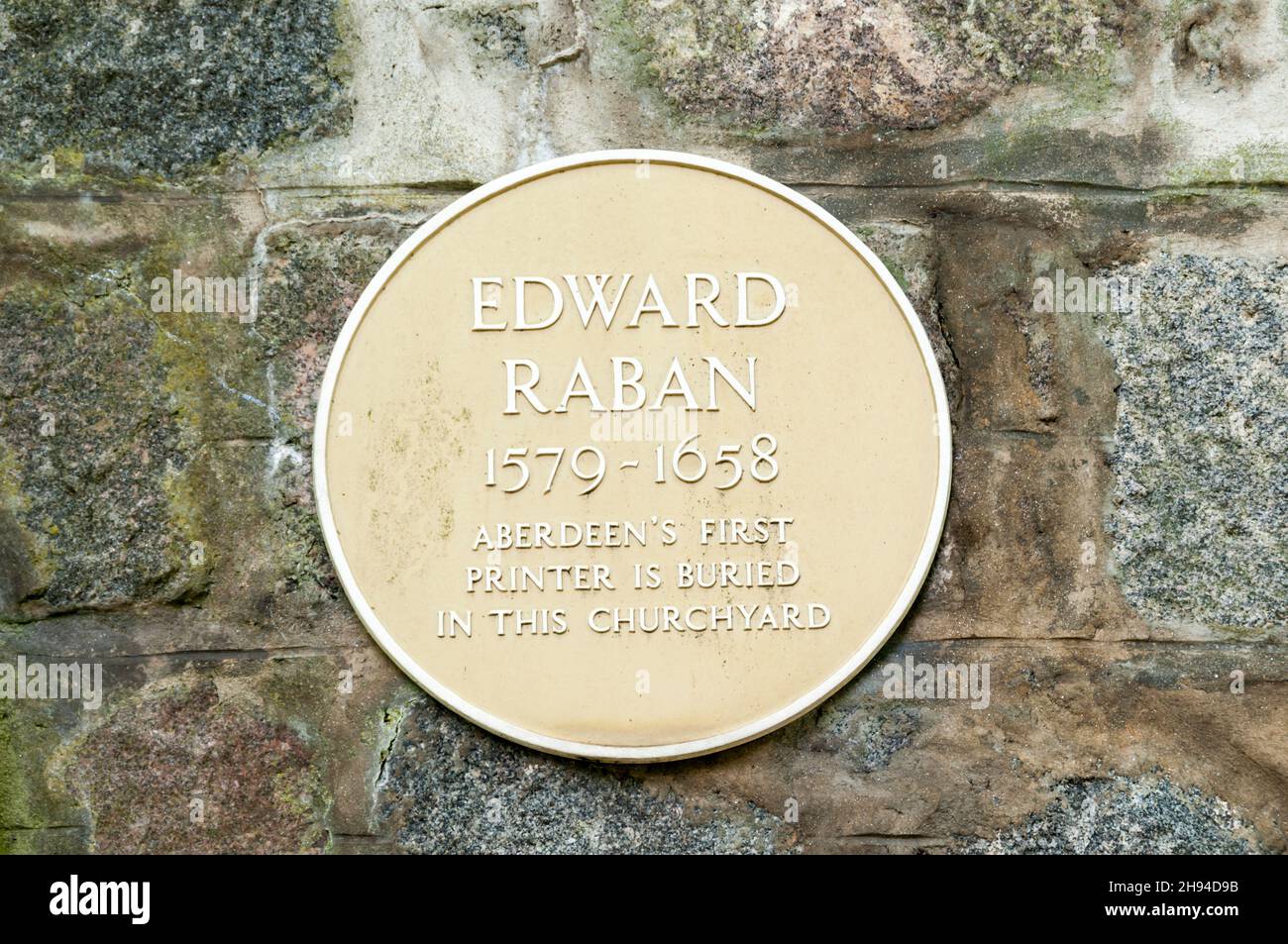 Una targa a St Nicholas Kirkyard, Aberdeen, registra la sepoltura di Edward Raban, la prima stampante di Aberdeen. Foto Stock