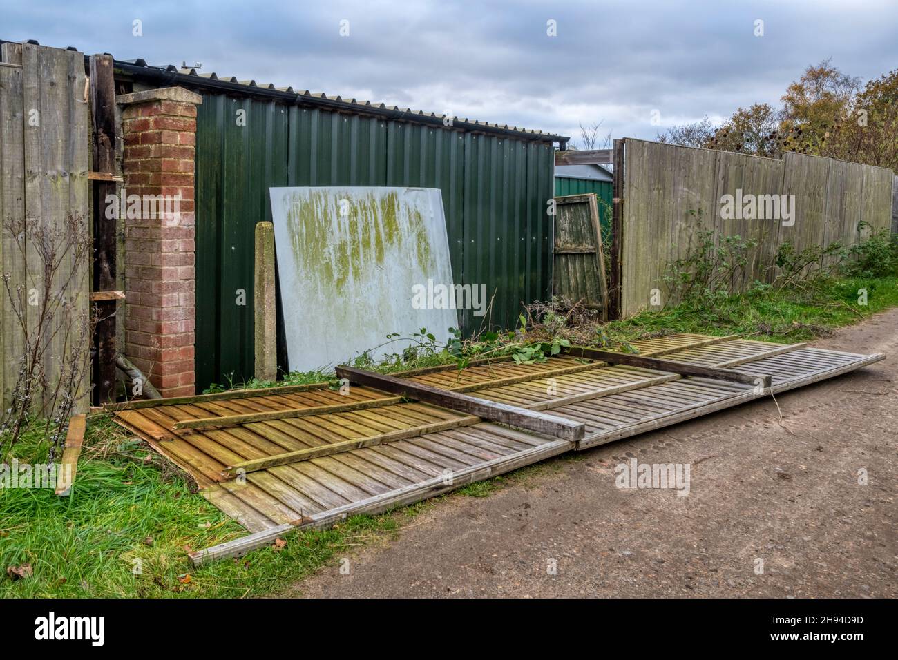 Una recinzione soffiata in un villaggio di Norfolk durante Storm Arwen nel novembre 2021. Foto Stock