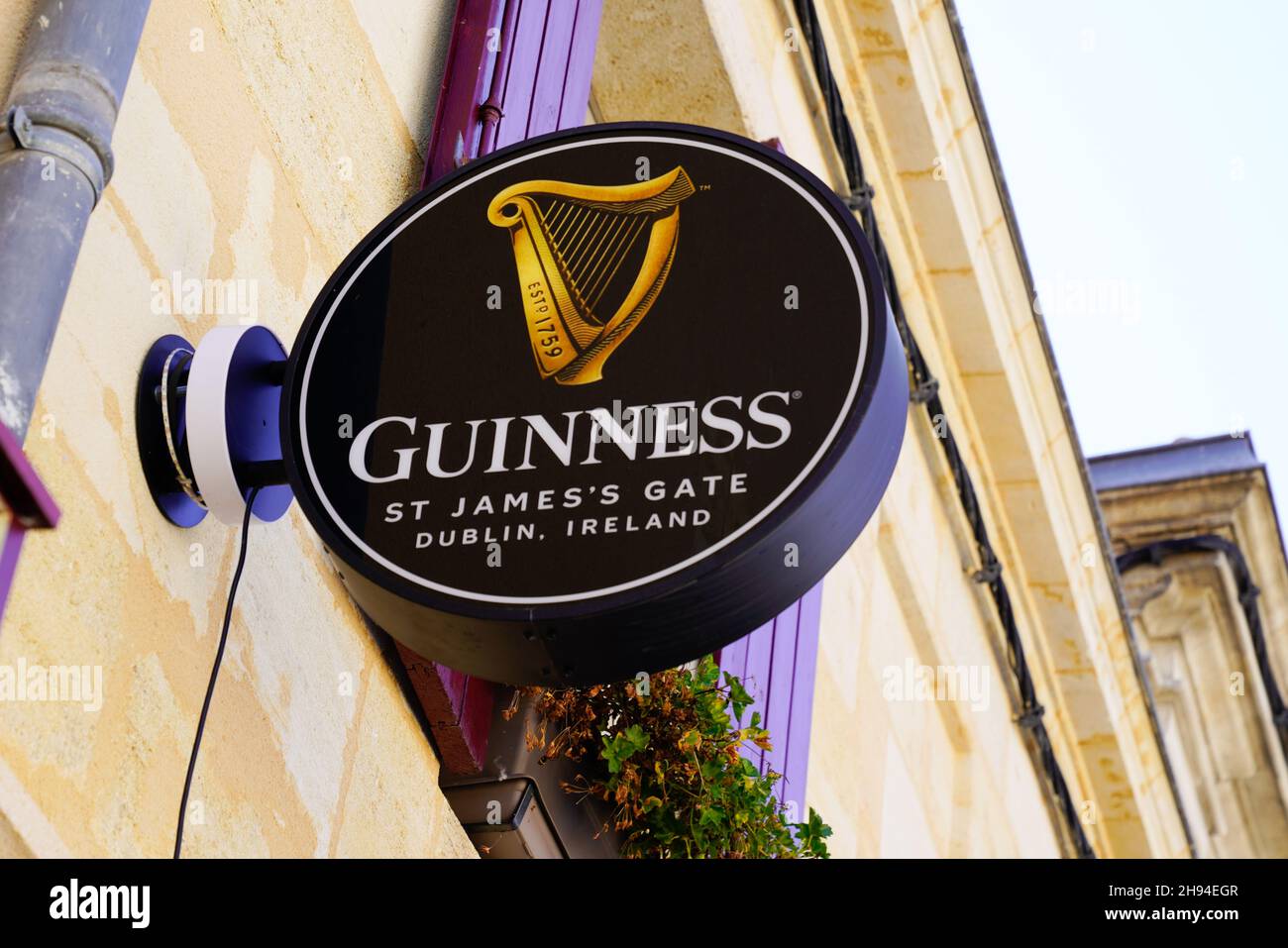 Bordeaux , Aquitaine Francia - 10 25 2021 : guinness birra segno marchio e testo logo rotondo a parete edificio ristorante pub bar Foto Stock