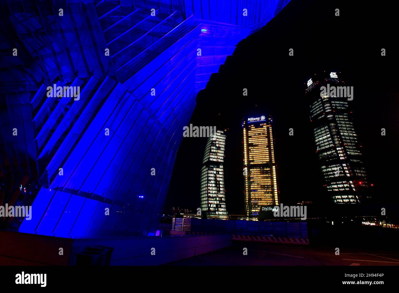 I tre grattacieli della torre costruiti nel 2020 nel quartiere di Milano CityLife, la Torre Libeskind (sede PwC), la Torre Isozaki (Allianz) e la Torre Hadid Foto Stock