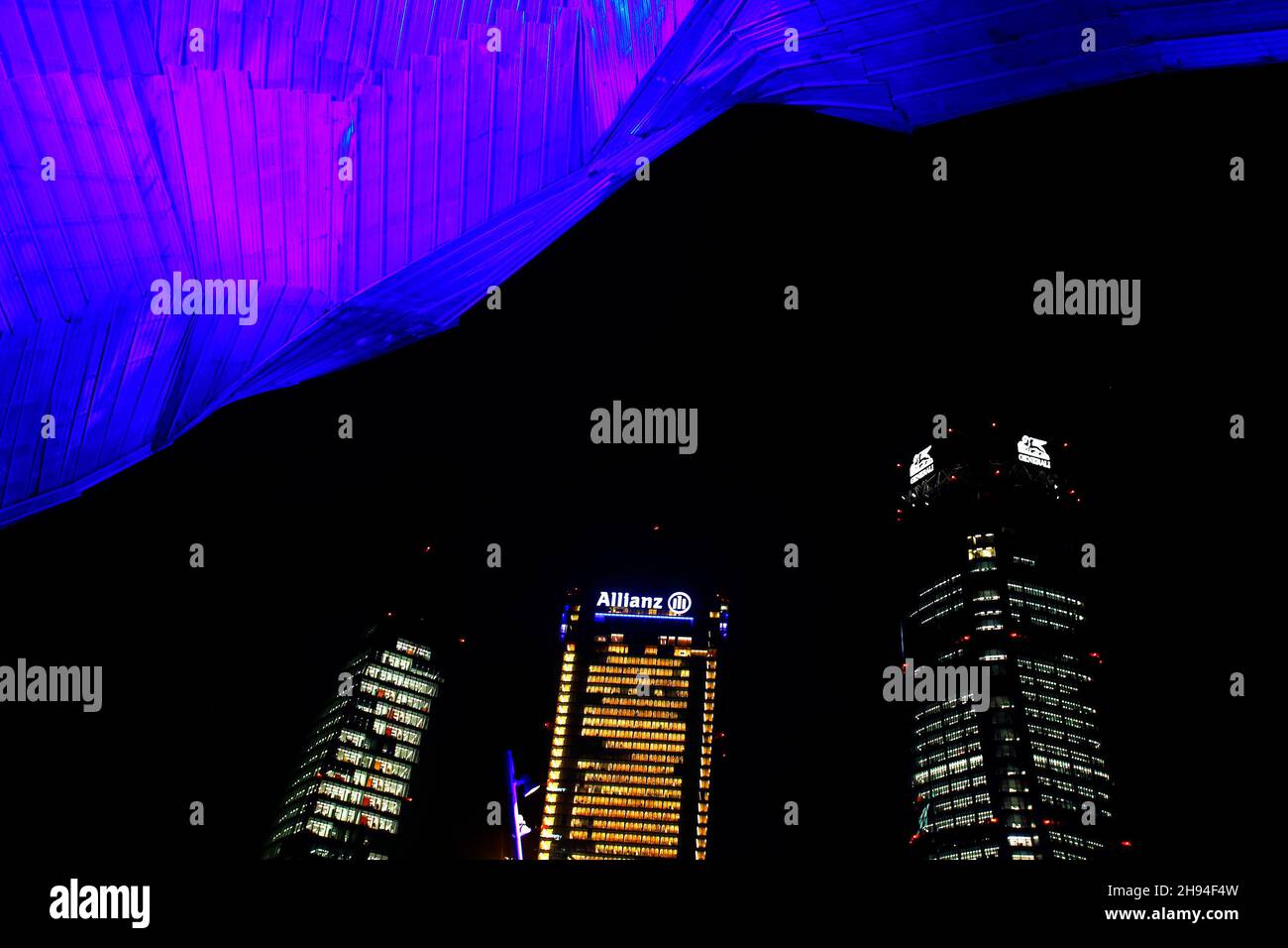 I tre grattacieli della torre costruiti nel 2020 nel quartiere di Milano CityLife, la Torre Libeskind (sede PwC), la Torre Isozaki (Allianz) e la Torre Hadid Foto Stock