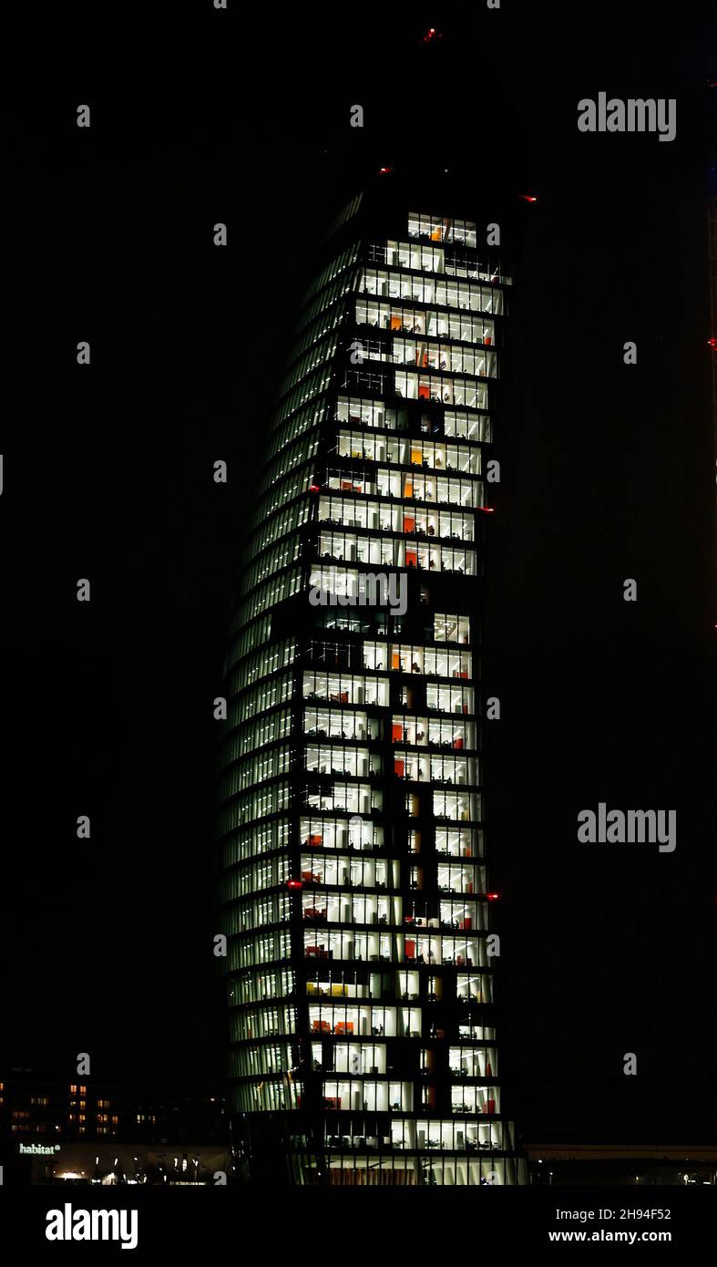 Il grattacielo della torre costruito nel 2020 nel quartiere di Milano CityLife, chiamato la Torre Libeskind (sede PwC) vista dal centro convegni MiCo Foto Stock