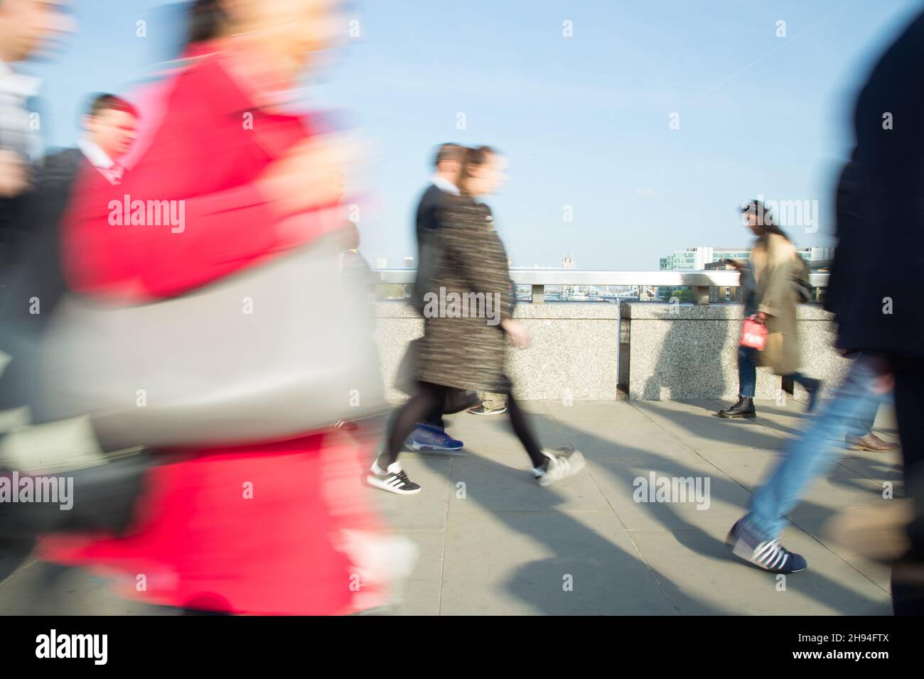 I lavoratori della città percorrono il London Bridge alla fine della giornata lavorativa durante il loro viaggio di ritorno a casa Foto Stock