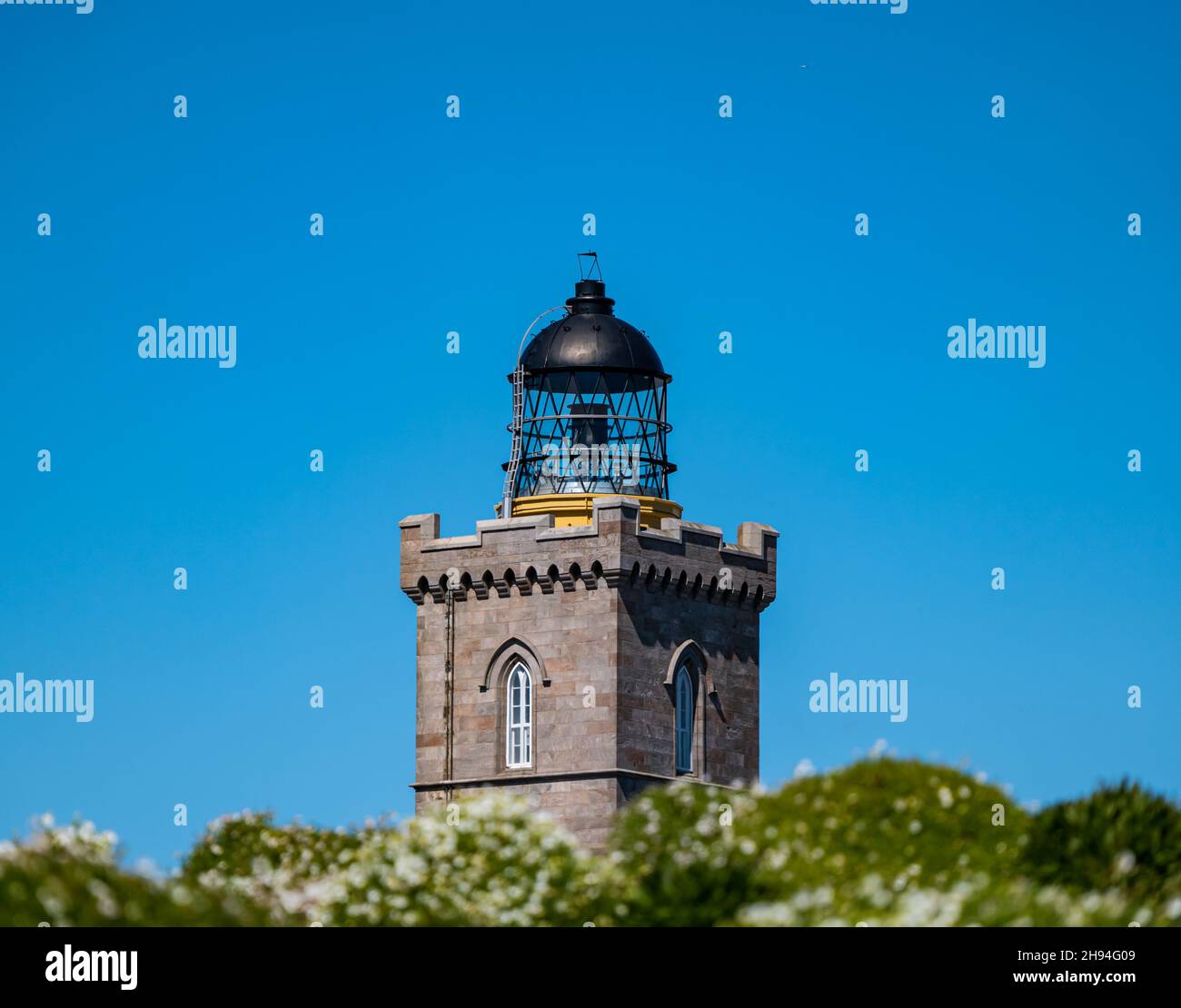 Lanterna vittoriana del faro in giornata di sole con cielo blu, isola di maggio, Scozia, Regno Unito Foto Stock
