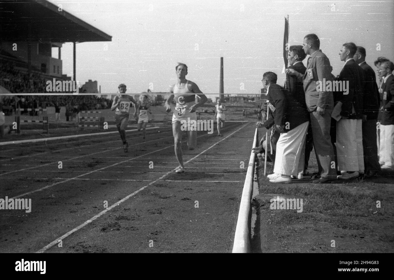 Warszawa, 1947-07. Zawody sportowe na stadionie Wojskowego Klubu Sportowego Legia. NZ. Finisz biegu. bk/mgs PAP Dok³adny dzieñ wydarzenia nieustalony. Varsavia, luglio 1947. Concorso sportivo allo stadio Legia Military Sports Club. Foto: Gara finale. bk/MGS PAP Foto Stock