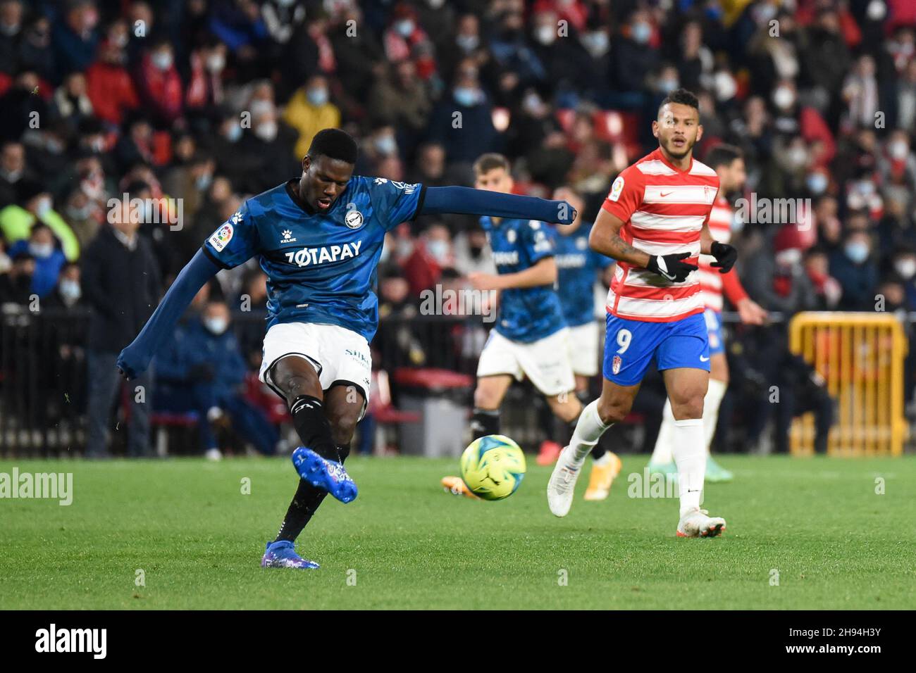 Granada, Spagna. 3 dicembre 2021. Mamadou Loum di Deportivo Alaves libera la palla durante la partita Liga tra Granada CF e Deportivo Alaves al Nuevo Los Carmenes Stadium il 3 dicembre 2021 a Granada, Spagna. (Credit Image: © Jose M. Baldomero/Pacific Press via ZUMA Press Wire) Credit: ZUMA Press, Inc./Alamy Live News Foto Stock