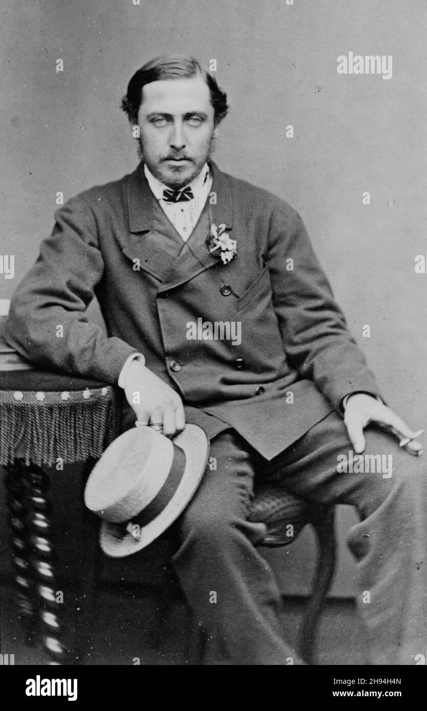 INGHILTERRA - circa 1870 - Ritratto formale in studio del Principe Alfred - il Duca di Sassonia-Coburg und Gotha, Duca di Edimburgo, Conte di Ulster e Conte di Kent Foto Stock