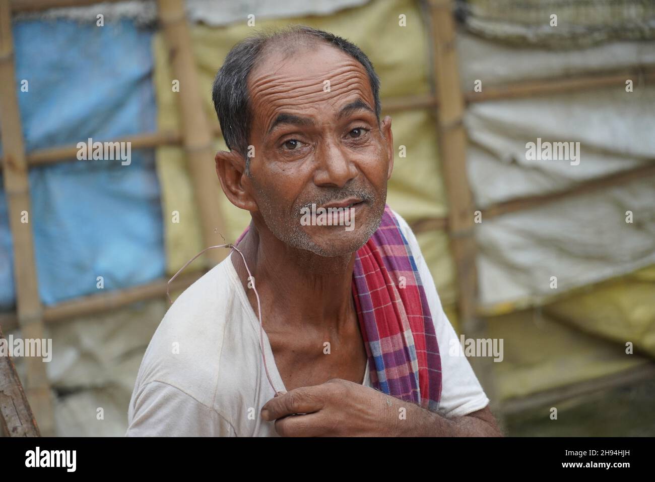 uomo coltivatore indiano nel pensiero Foto Stock