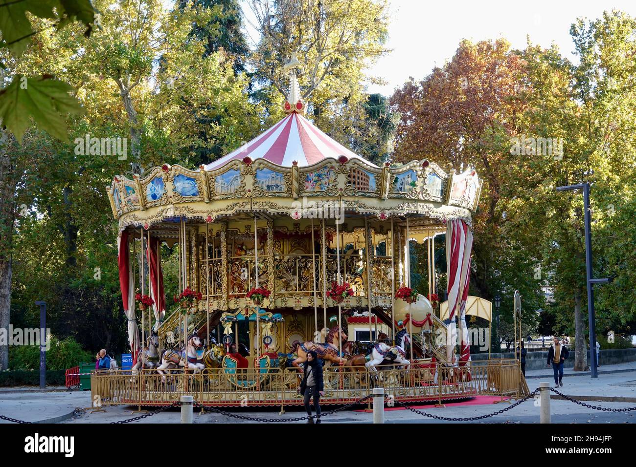 Granada, Spagna; dicembre-03, 2021: Vecchio merry-go-round al tramonto installato in un parco a Granada (Spagna) per Natale Foto Stock