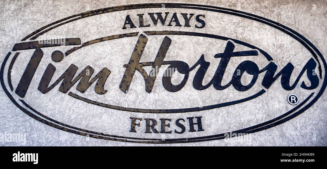 Segno o logo della catena di caffè Tim Hortons che legge 'sempre fresco'.Nov. 22, 2021 Foto Stock