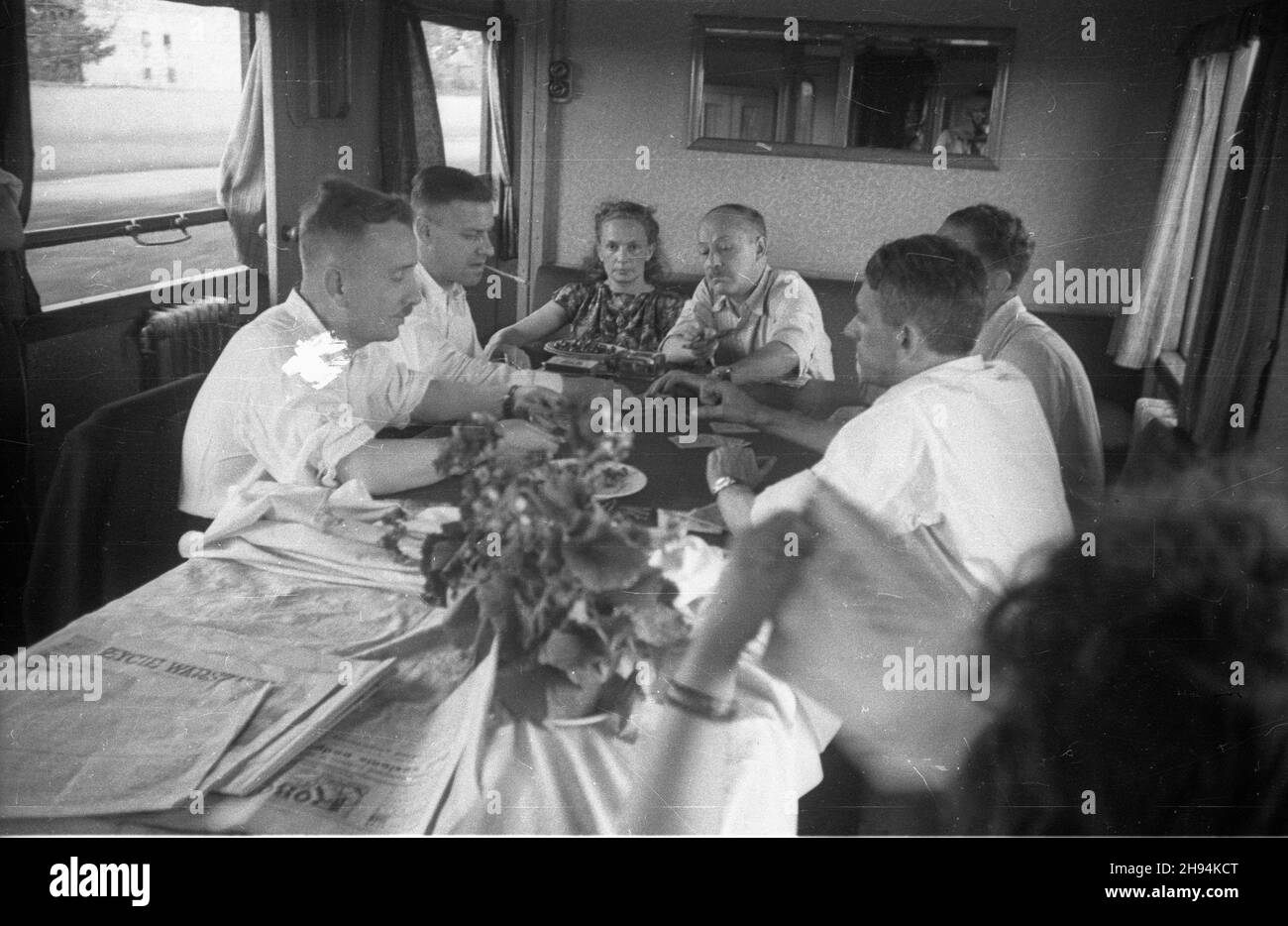 Czechy, Praga, 1947-07-03. Podró¿ polskiej delegacji rz¹dowej do Pragi. cz³onkowie rz¹du w wagonie restauracyjnym, m.in. ministro skarbu Costanty D¹browski (1L) ho ministro spraw zagranicznych Zygmunt Modzelewski (4L). po/ms PAP Cecoslovacchia, Praga, 3 luglio 1947. La delegazione governativa polacca si recava a Praga. Nella foto: Membri del governemnt alla macchina del ristorante. Il Ministro del Tesoro Costanty Dabrowski (1° da sinistra) e il Ministro degli Esteri Zygmunt Modzelewski (4° da sinistra). po/ms PAP Foto Stock
