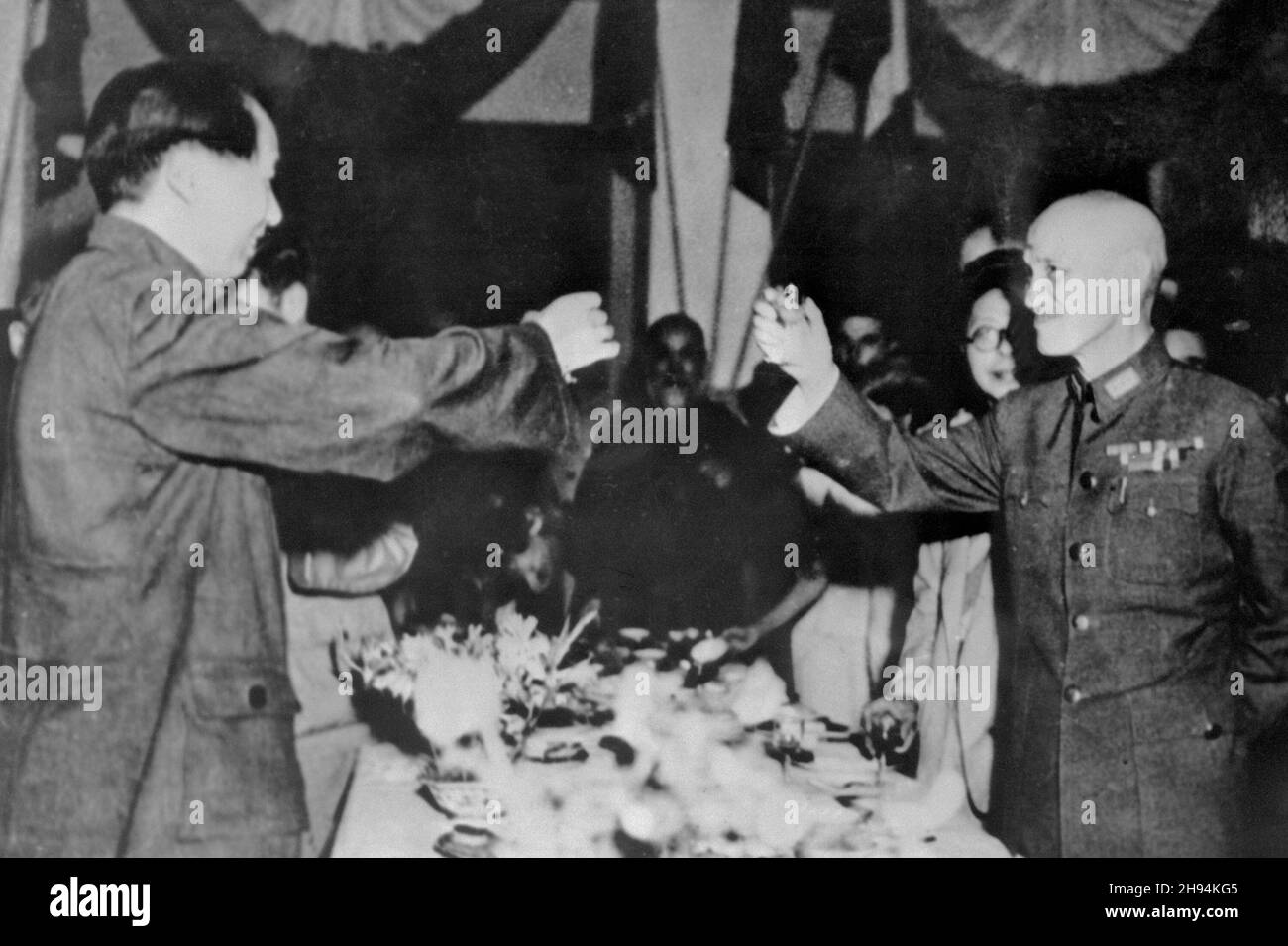 CHONGQUING, CINA - Settembre 1945 - Mao Zedong e Chiang Kai-Shek a Chongqing, Cina, nel Settembre 1945, brulicando la vittoria sul Giappone con Mao T. Foto Stock