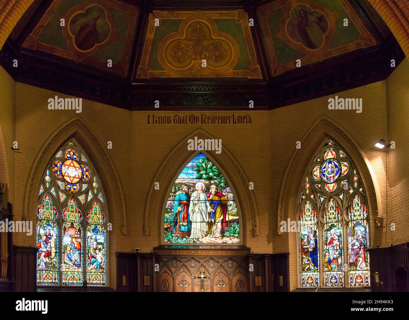 Vetrate colorate con immagini a tema religioso all'interno della Chiesa Anglicana del Redentore.Nov. 22, 2021 Foto Stock