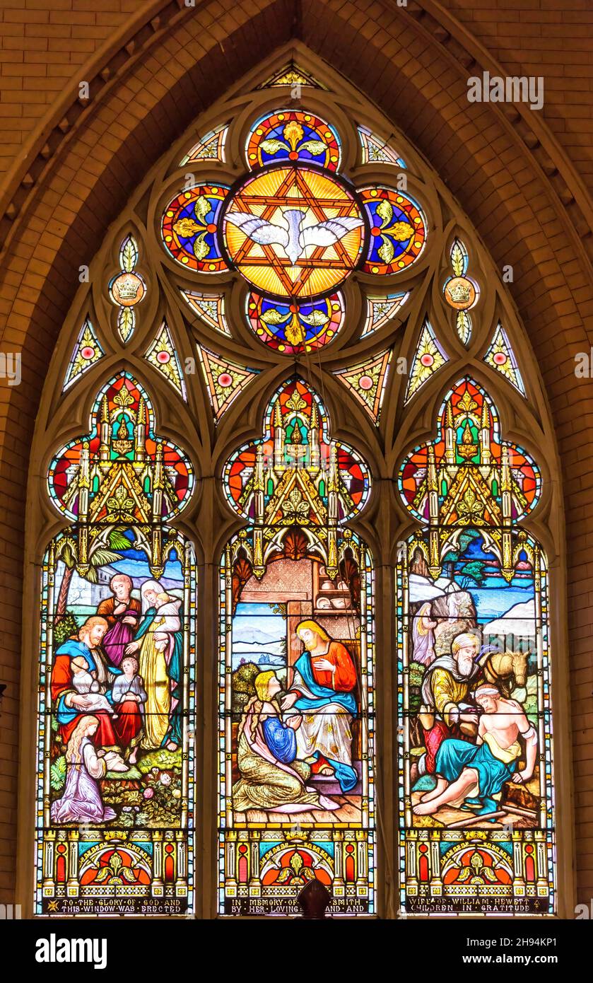 Vetrate colorate con immagini a tema religioso all'interno della Chiesa Anglicana del Redentore.Nov. 22, 2021 Foto Stock