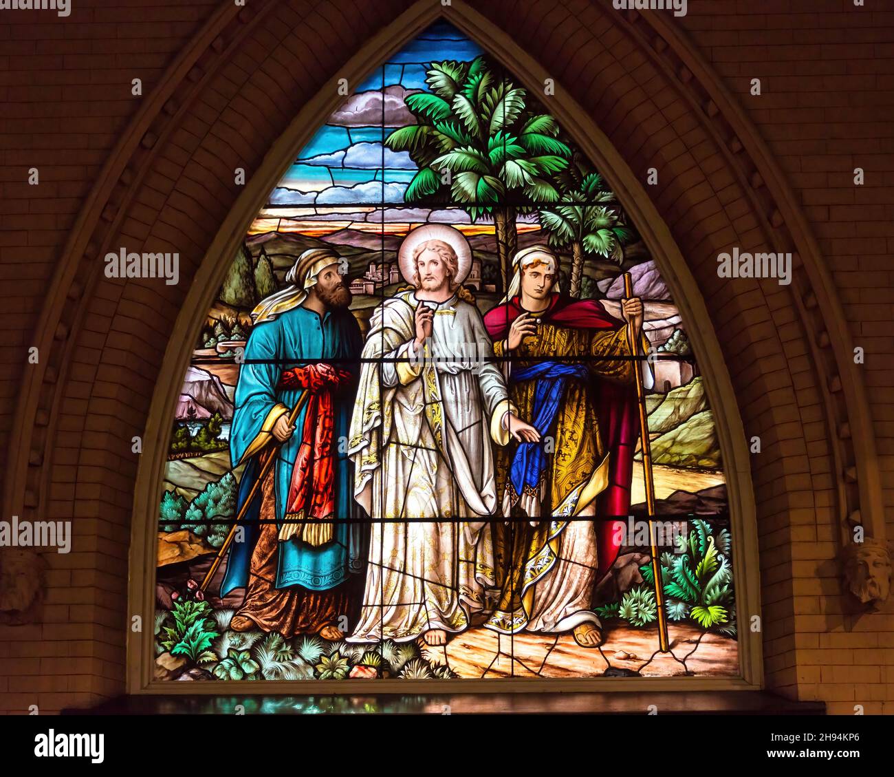 Vetrate colorate con immagini a tema religioso all'interno della Chiesa Anglicana del Redentore.Nov. 22, 2021 Foto Stock