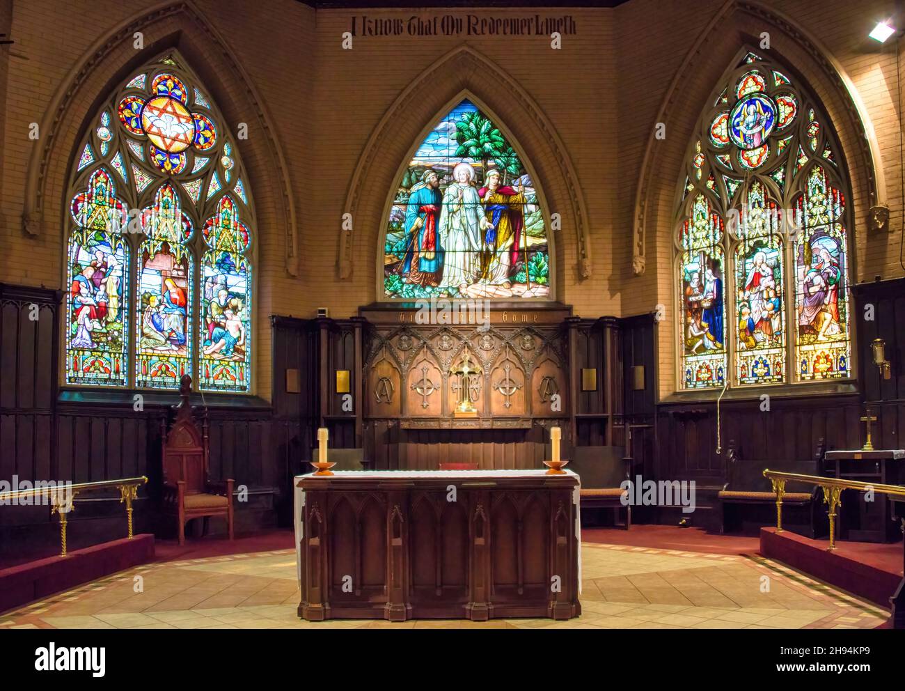 Vetrate colorate con immagini a tema religioso all'interno della Chiesa Anglicana del Redentore.Nov. 22, 2021 Foto Stock