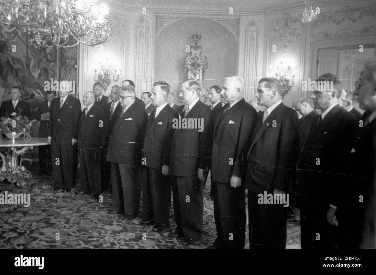 Czechy, Praga, 1947-07-03. Wizyta polskiej delegacji rz¹dowej w Pradze. NZ. Spotkanie z prezydentem Czechos³owacji Edwardem Beneszem (L). W pierwszym rzêdzie stoj¹ od prawej m.in. : ambasador Polski Stefan Wierb³owski (1), ministro pracy i opieki spo³ecznej RP Kazimierz Rusinek (3), ministro rolnittha i reform rolnych RP Jan D¹b-Kocio³ (4), ministro przemys³u RP Hilary MiNC (5), ministro skarbu RP Konstanty D¹browski (6), ministro oœwiaty RP Stanis³aw Skrzeszewski (7), ministro zicmunzewzewch (8) premier rz¹du RP Józef Cyrankiewicz (9). PAP Cecoslovacchia, Pr Foto Stock