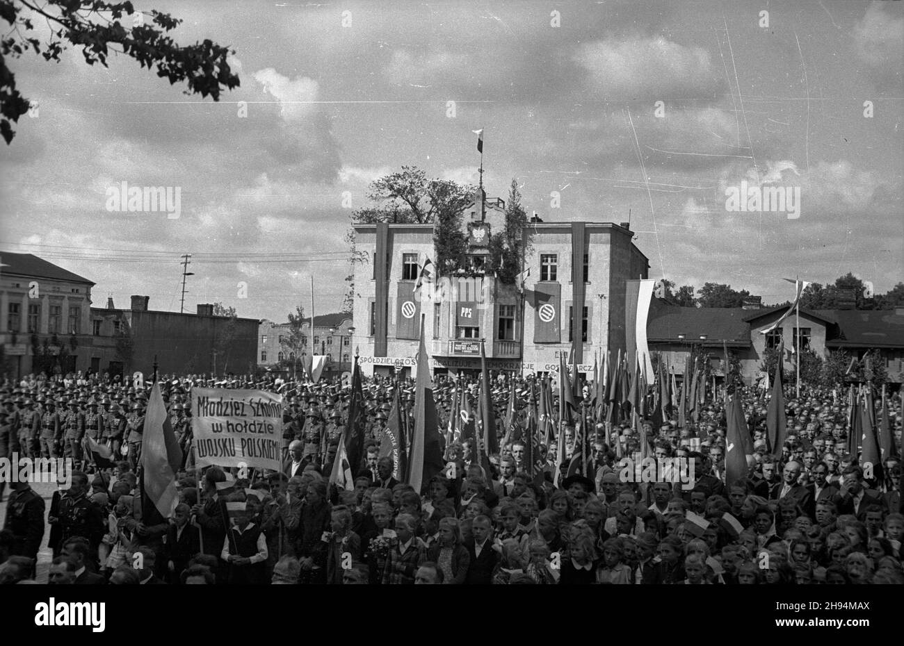 Kartuzy, 1947-07-06. Rynek w Kartuzach. Uroczystoœæ przekazania Kartuskiemu Pu³kowi Piechoty sztandaru ufundowanego przez mieszkañców miasta. NZ. mieszkañcy Kartuz. bk/ak PAP Kartuzy, Marketplace, 6 luglio 1947. Cerimonia di spedizione di una bandiera finanziata dagli abitanti della città per fanteria reggimento di Kartuzy. Nella foto: Residenti in città. bk/ak PAP Foto Stock