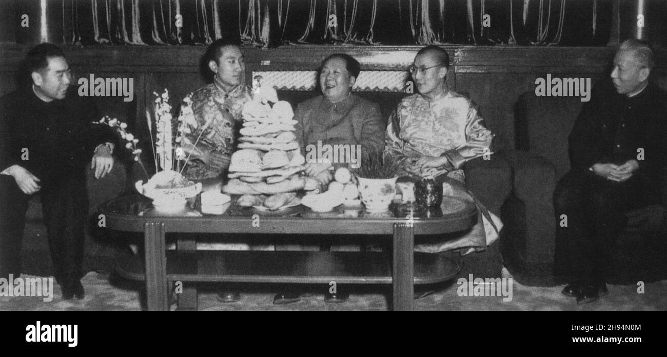 PECHINO, CINA - 24 febbraio 1955 - Mao Zedong (centro), Liu Shaoqi (destra), Zhou Enlai (sinistra) incontro con il 14° Dalai lama (destra di Mao) e il 10° P. Foto Stock