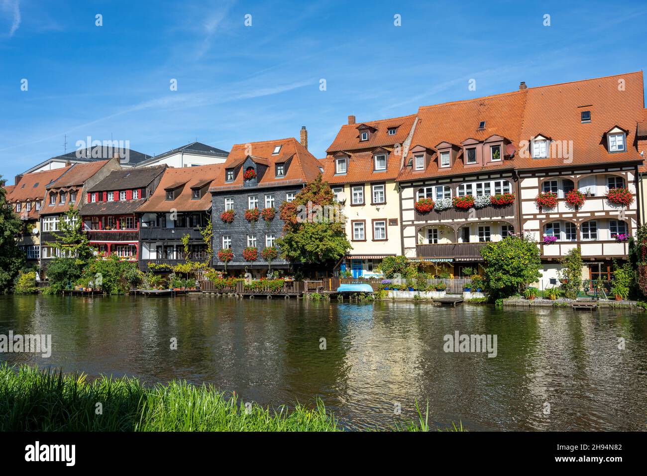 Le belle vecchie case di pescatori sul fiume Regnitz a Bamberg, Germania Foto Stock
