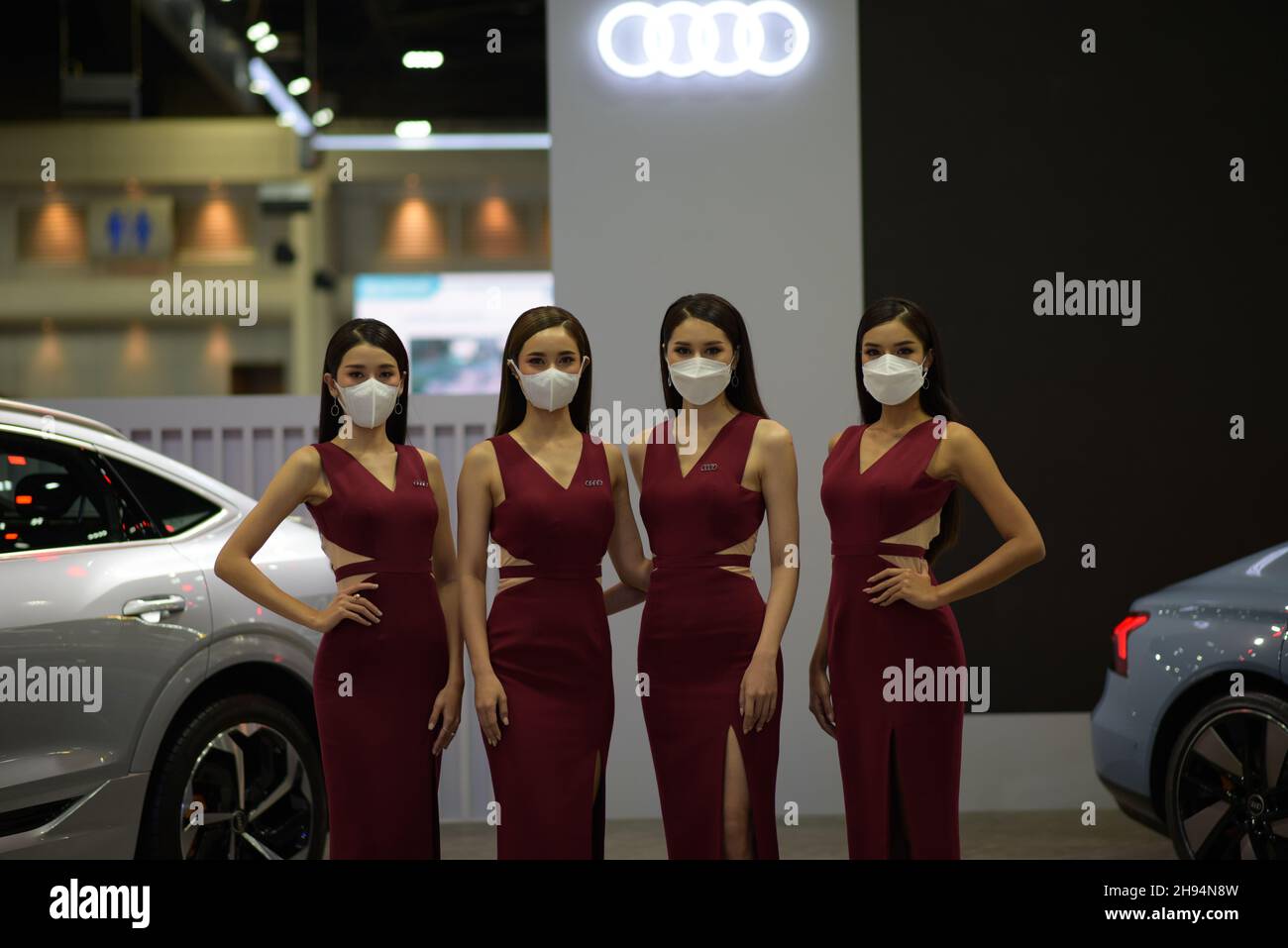 Nonthaburi, Tailandia. 4 Dic 2021. Il 38° Thailand International Motor Expo 2021, concetto ''TEMPO di GODERE!'' A IMPACT Challenger, Muang Thong Thani, Nonthaburi, è la fiera automobilistica annuale. Quest'anno, vari automobilisti hanno portato i propri veicoli elettrici alla mostra, attirando l'attenzione di molti visitatori. In mezzo a misure rigorose per prevenire il Covid-19. (Credit Image: © Teera Noisakran/Pacific Press via ZUMA Press Wire) Foto Stock