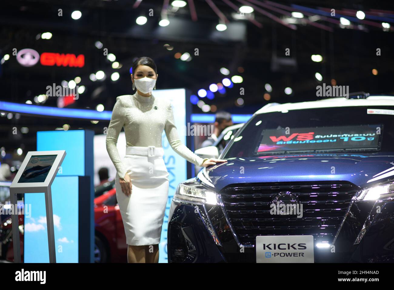Nonthaburi, Tailandia. 4 Dic 2021. Il 38° Thailand International Motor Expo 2021, concetto ''TEMPO di GODERE!'' A IMPACT Challenger, Muang Thong Thani, Nonthaburi, è la fiera automobilistica annuale. Quest'anno, vari automobilisti hanno portato i propri veicoli elettrici alla mostra, attirando l'attenzione di molti visitatori. In mezzo a misure rigorose per prevenire il Covid-19. (Credit Image: © Teera Noisakran/Pacific Press via ZUMA Press Wire) Foto Stock