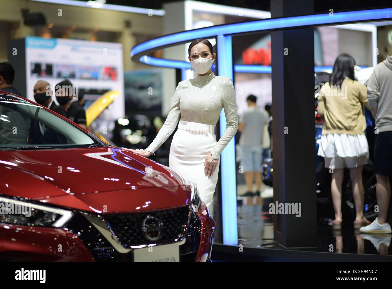 Nonthaburi, Tailandia. 4 Dic 2021. Il 38° Thailand International Motor Expo 2021, concetto ''TEMPO di GODERE!'' A IMPACT Challenger, Muang Thong Thani, Nonthaburi, è la fiera automobilistica annuale. Quest'anno, vari automobilisti hanno portato i propri veicoli elettrici alla mostra, attirando l'attenzione di molti visitatori. In mezzo a misure rigorose per prevenire il Covid-19. (Credit Image: © Teera Noisakran/Pacific Press via ZUMA Press Wire) Foto Stock