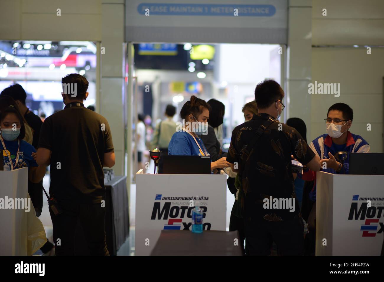 Nonthaburi, Tailandia. 4 Dic 2021. Il 38° Thailand International Motor Expo 2021, concetto ''TEMPO di GODERE!'' A IMPACT Challenger, Muang Thong Thani, Nonthaburi, è la fiera automobilistica annuale. Quest'anno, vari automobilisti hanno portato i propri veicoli elettrici alla mostra, attirando l'attenzione di molti visitatori. In mezzo a misure rigorose per prevenire il Covid-19. (Credit Image: © Teera Noisakran/Pacific Press via ZUMA Press Wire) Foto Stock