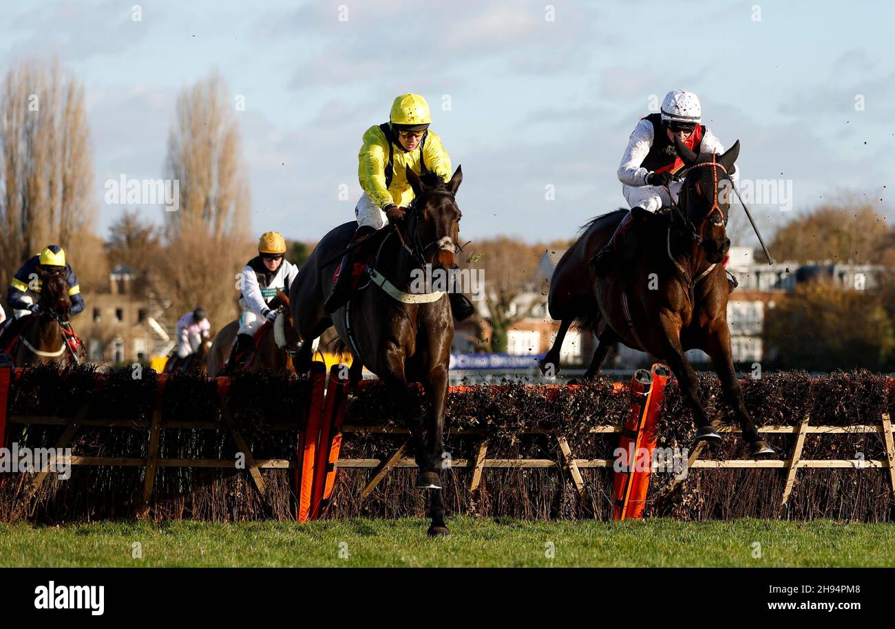 Shirocco's Dream (a sinistra), scavato dal jockey Brendan Powell, uscito da Volkovka (a destra), guidato dal jockey Peter Kavanagh, si aggiudica la gara per l'handicap mares di tutti gli sport durante il Betfair Tingle Creek Festival all'ippodromo di Sandown Park, Asher. Data foto: Sabato 4 dicembre 2021. Foto Stock