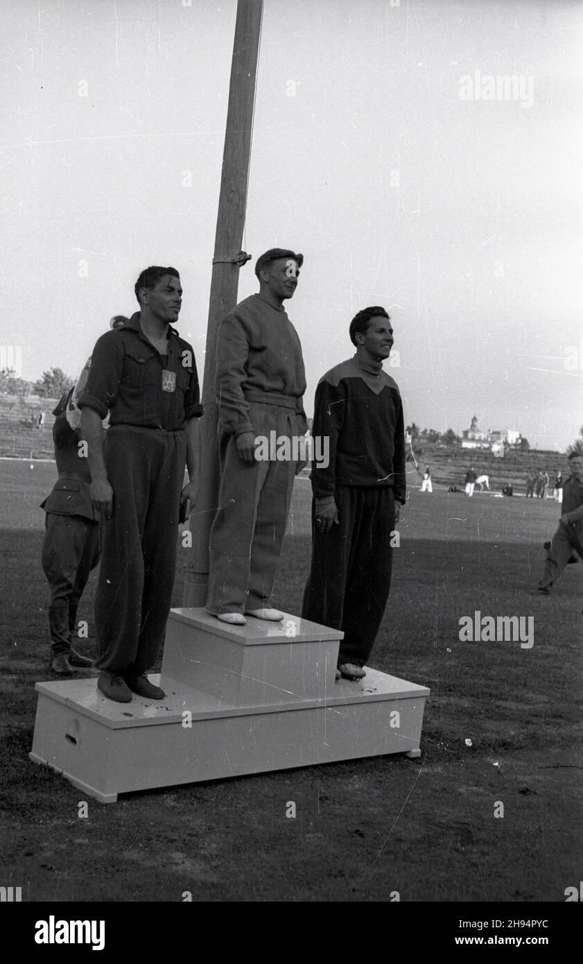 Warszawa, 1947-07-13. Stadion Wojskowego Klubu Sportowego Legia. XXIII Lekkkoatletyczne Mistrzostwa Polski Mê¿czyzn, rozgrywane w dn. 12-13 lipca. finaliœci w biegu na 400 m przez p³otki na podio: Zdobywca pierwszego miejsca Puzio z klubu Cracovia (2L), zdobywca drugiego miejsca Maciaszczyk z £ódzkiego Kbu Sportowego (1L) Sportoraz B³aszczyñski (1P) Varsavia ak 13 lukety Wroc³awia, Zwi¹zku luglio 1947 luglio 1992. Lo stadio Military Sports Club Legia. 23° Campionato Polacco in atletica maschile, tra il 12 e il 13 agosto. Nella foto: Vincitori del Foto Stock