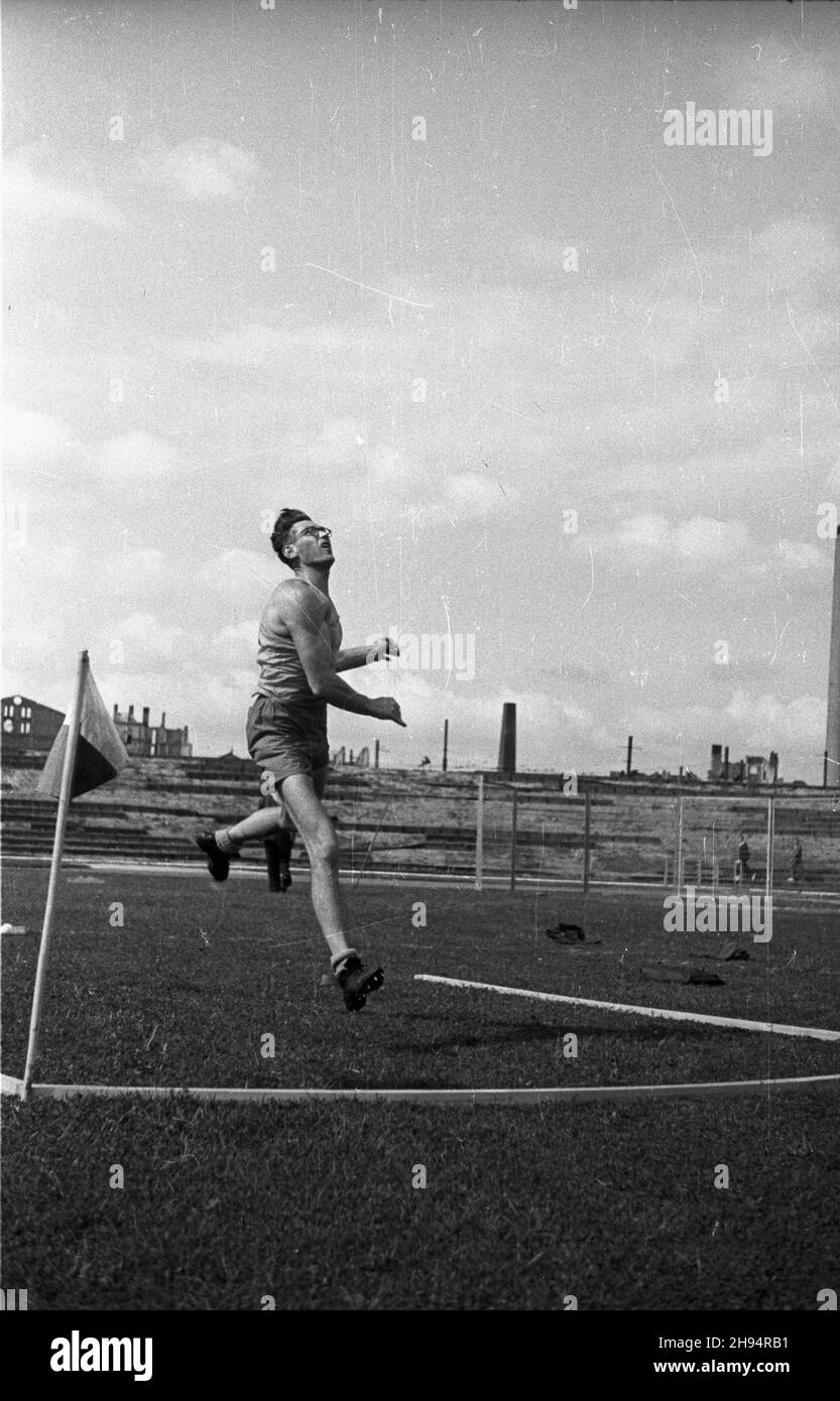 Warszawa, 1947-07-13. Stadion Wojskowego Klubu Sportowego Legia. XXIII Lekkkoatletyczne Mistrzostwa Polski Mê¿czyzn, rozgrywane w dn. 12-13 lipca. NZ. Witold Gerutto, zawodnik klubu Syrena rzuca oszczepem. bk/ak PAP Varsavia, 13 luglio 1947. Lo stadio Military Sports Club Legia. 23° Campionato Polacco in atletica maschile, tra il 12 e il 13 agosto. Nella foto: Javelin Throw, Witold Gerutto del Syrena sports club. bk/ak PAP Foto Stock